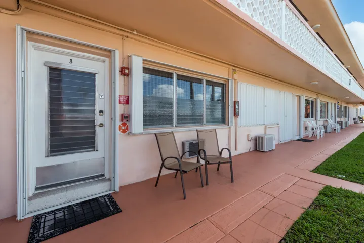 925 SW 11 Ave #3.-4