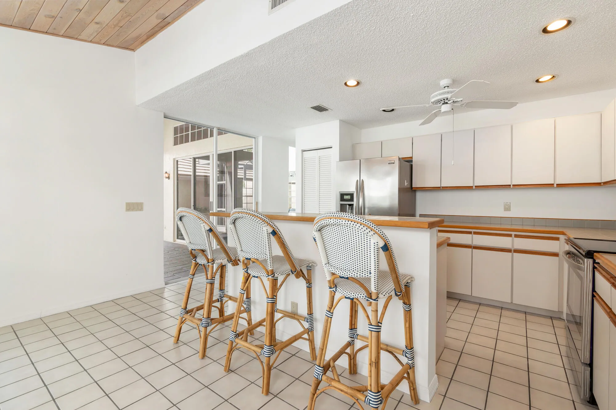 Kitchen w/Dining Bar Counter