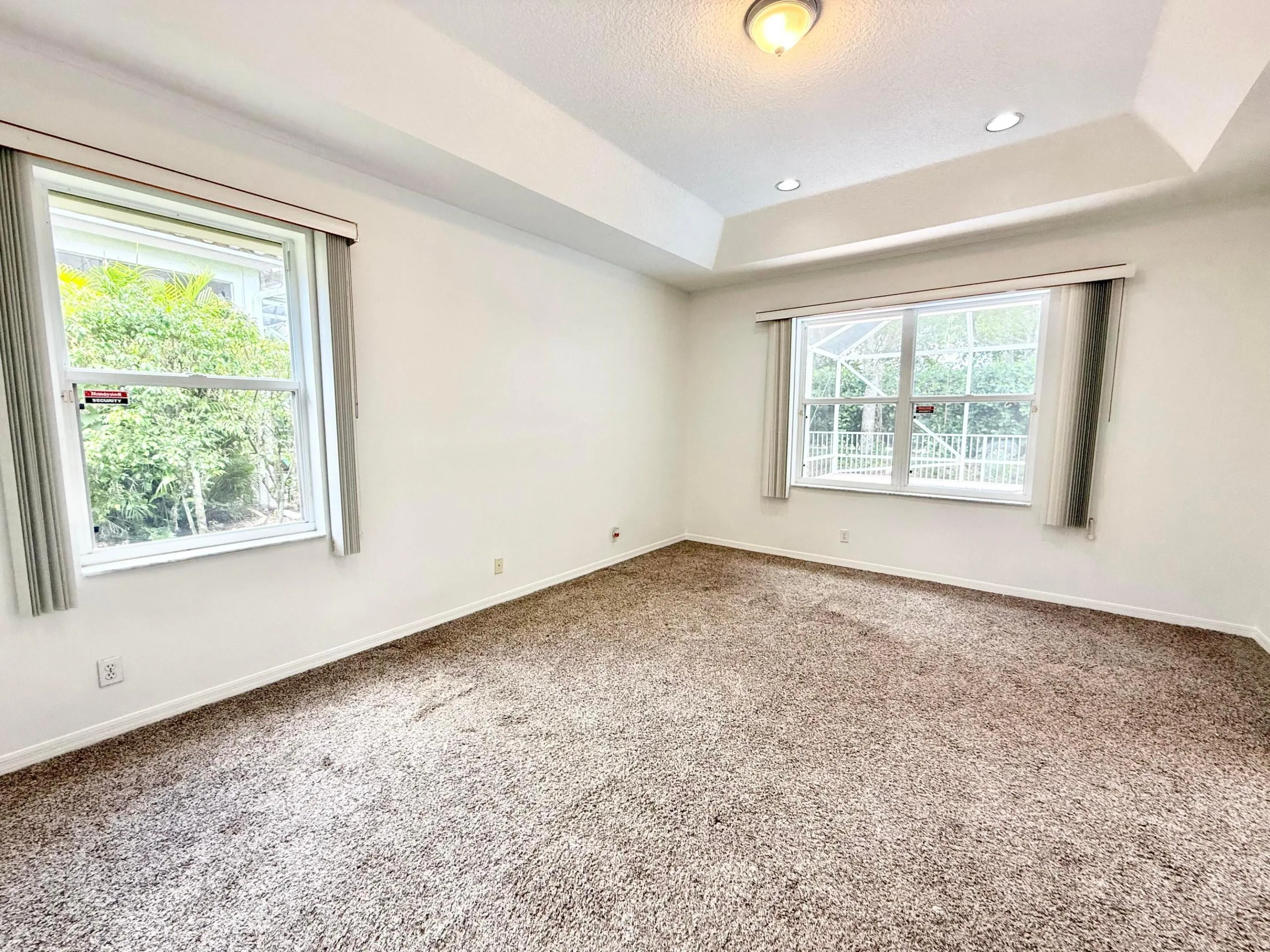 LARGE MASTER BEDROOM
