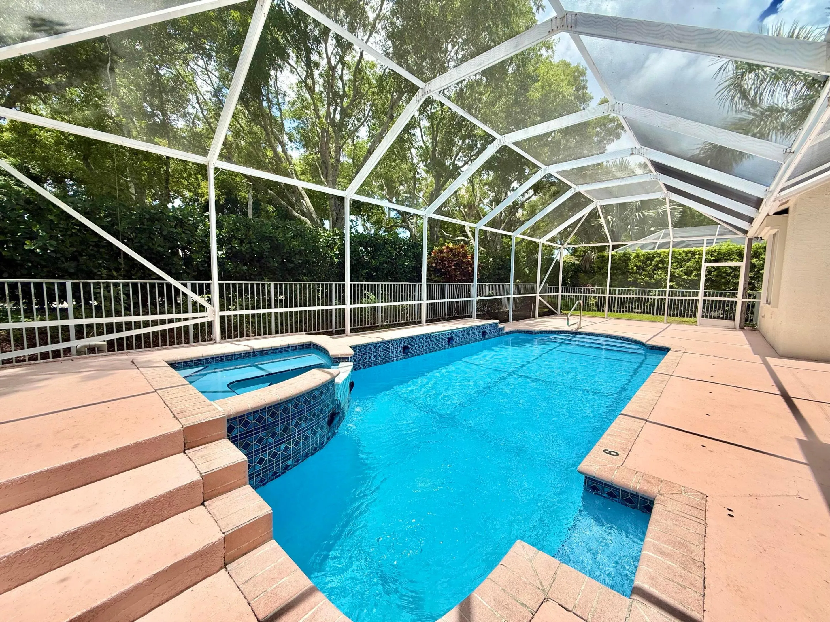 SCREENED POOL