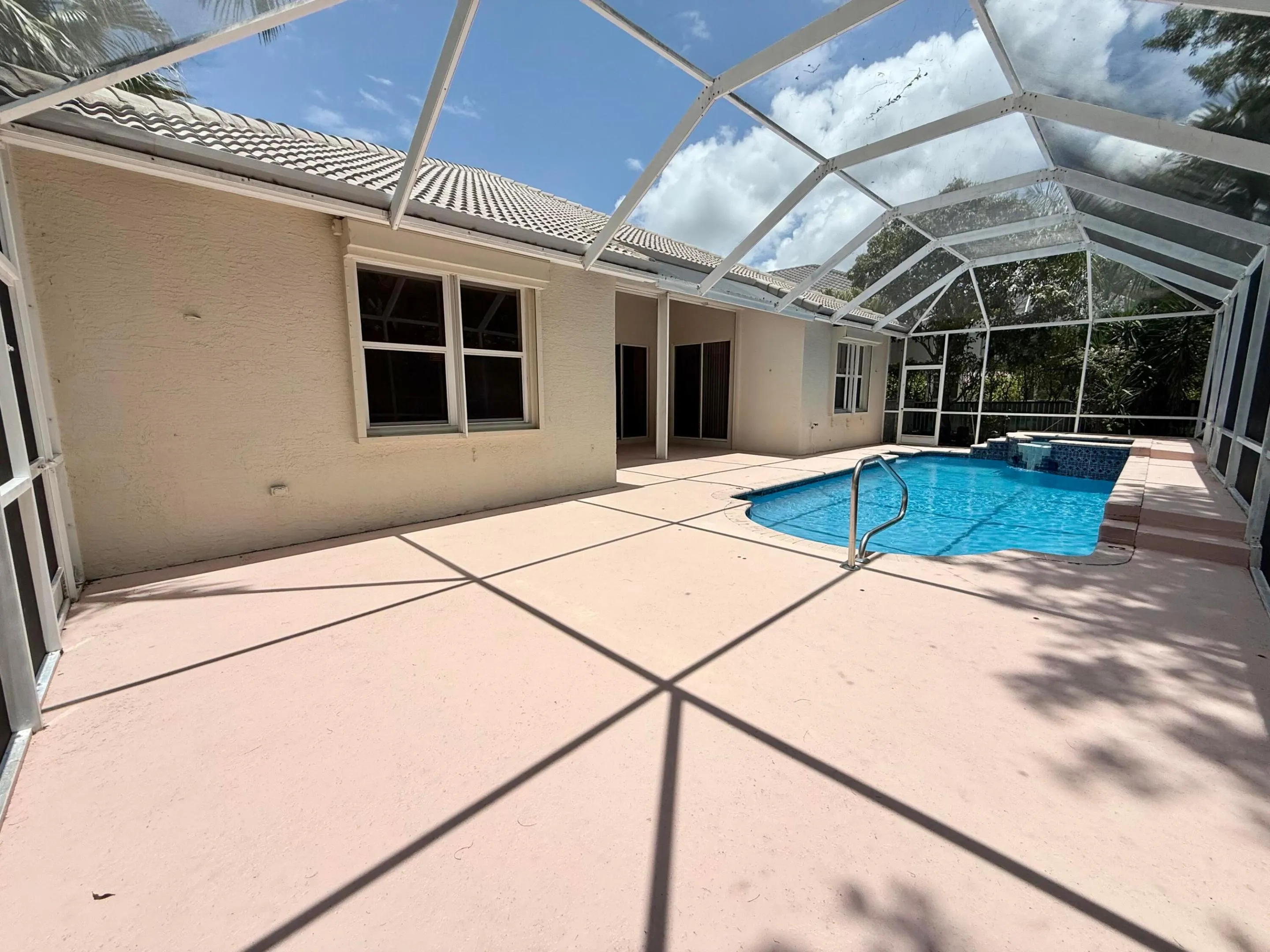 LARGE PATIO FOR ENTERTAINING
