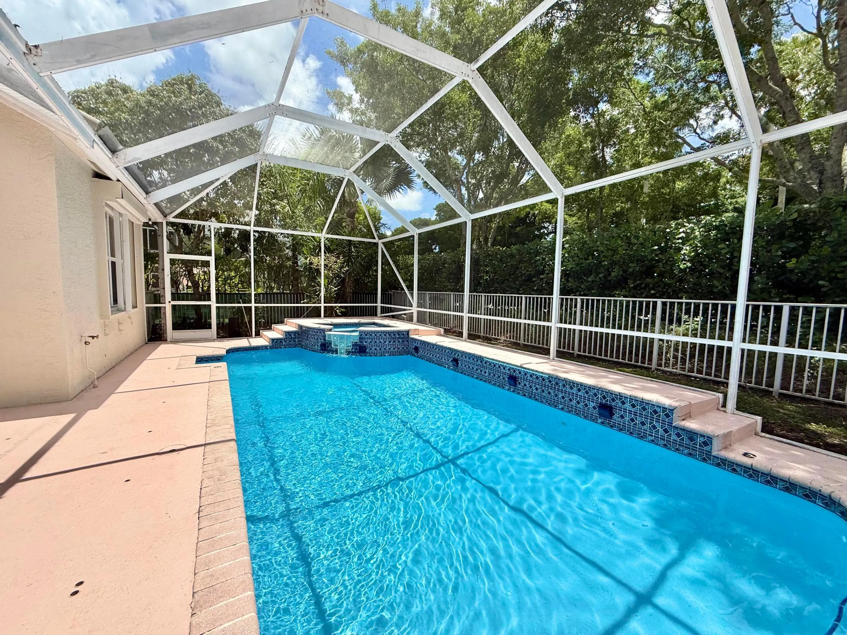 SCREENED POOL
