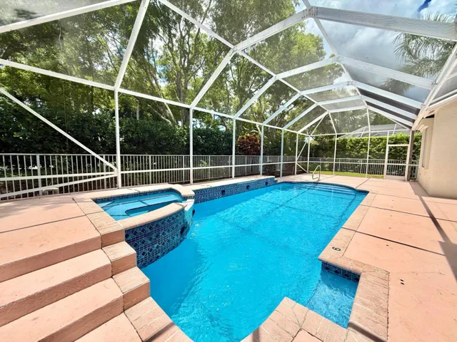 SCREENED POOL