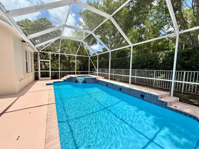 SCREENED POOL