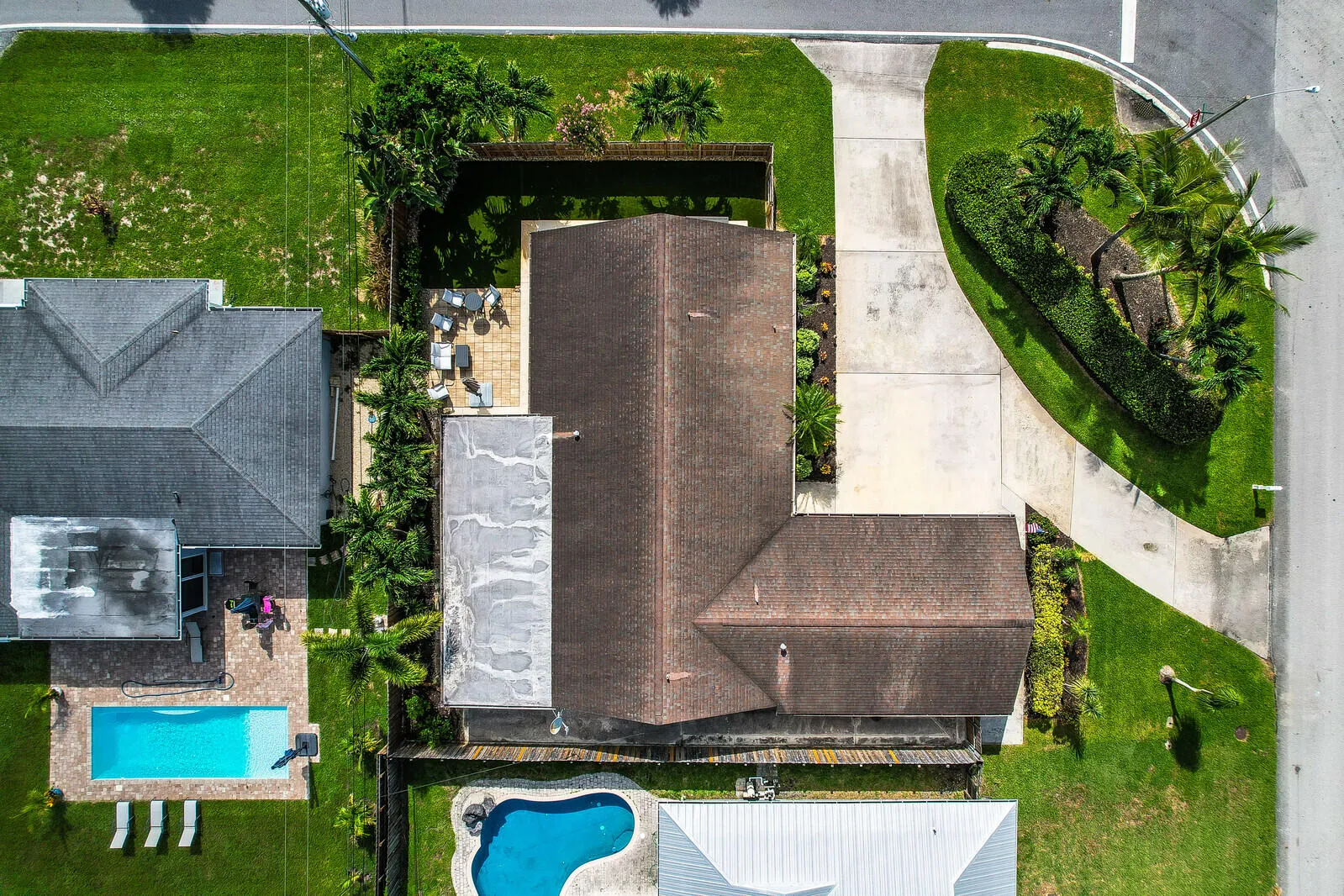 Birds-eye view of property