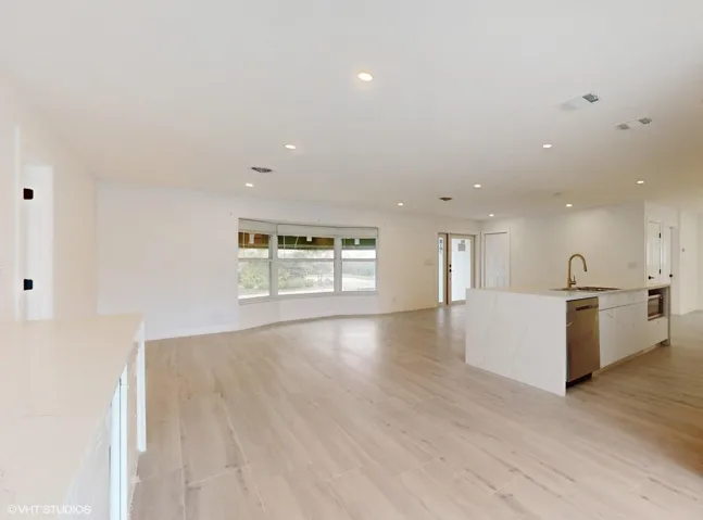 Spacious dining room that can accommodate table with large capacity seating