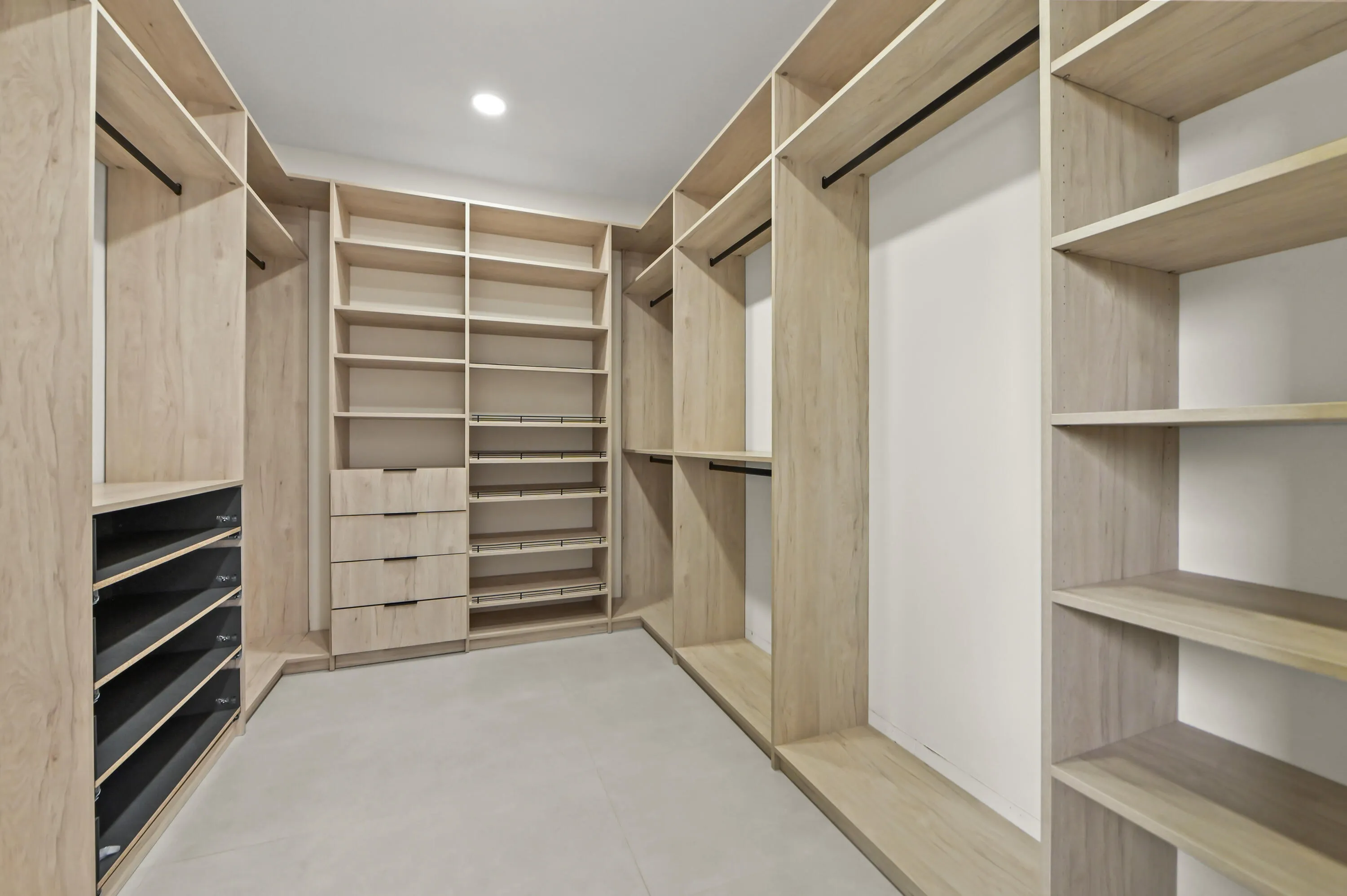 36 Closet 01