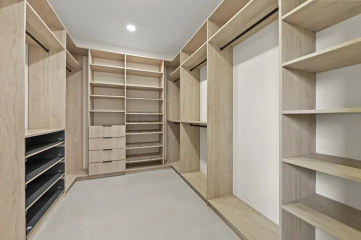 36 Closet 01