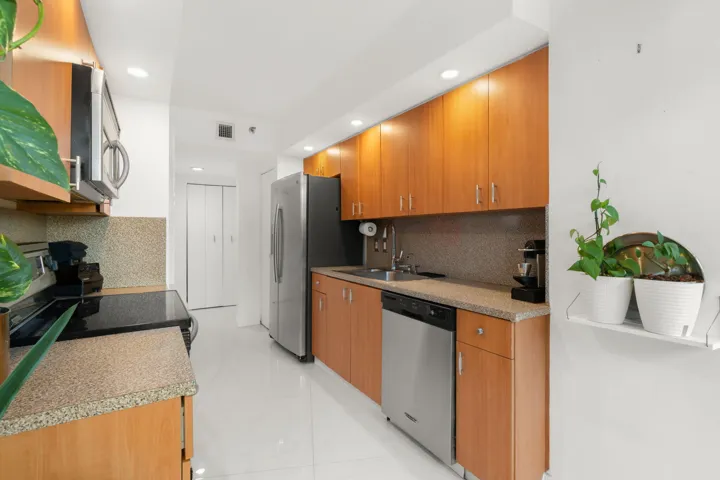 7-web-or-mls-1000 E Island Blvd 305, Ave