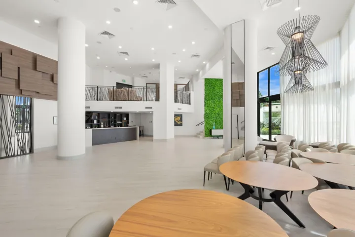 25-web-or-mls-1000 E Island Blvd 305, Av