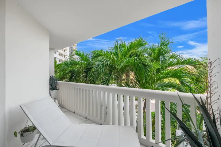 21-web-or-mls-1000 E Island Blvd 305, Av