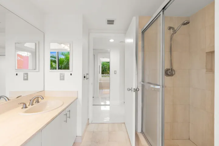 18-web-or-mls-1000 E Island Blvd 305, Av