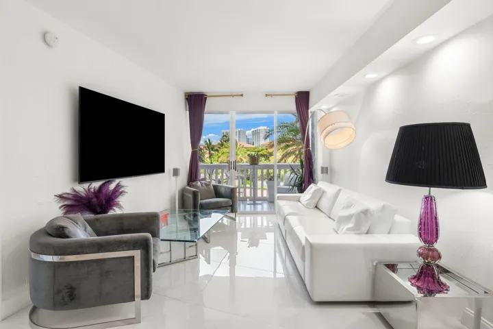 8-web-or-mls-1000 E Island Blvd 305, Ave