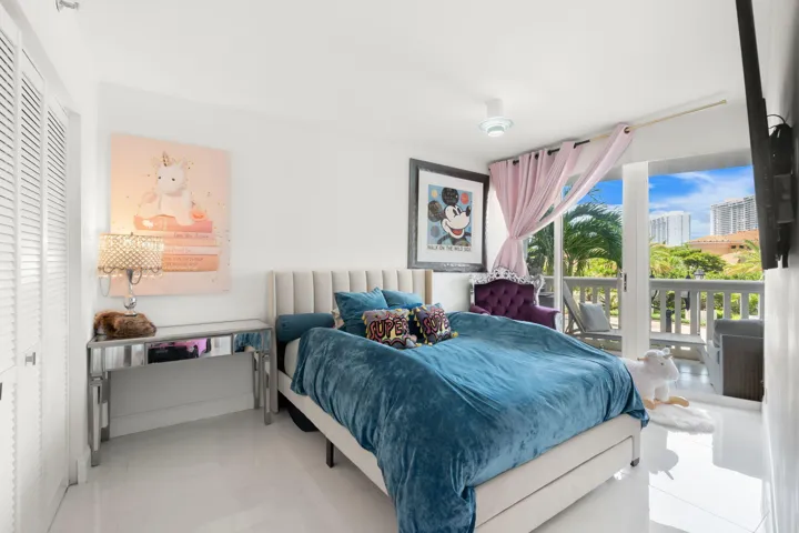 2-web-or-mls-1000 E Island Blvd 305, Ave