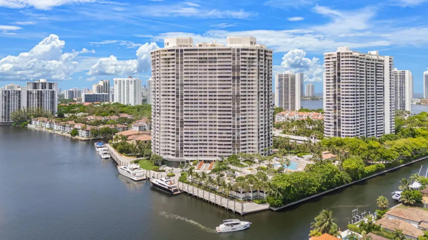 41-web-or-mls-1000 E Island Blvd 305, Av