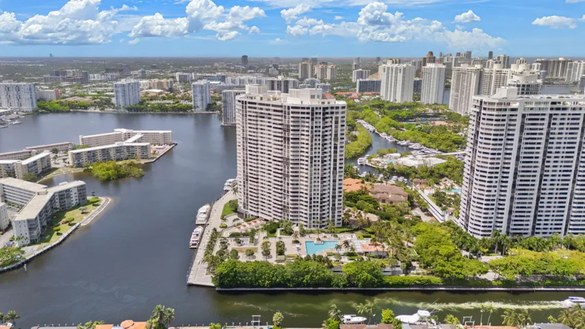 43-web-or-mls-1000 E Island Blvd 305, Av