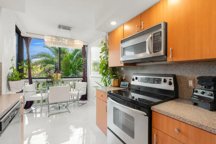 5-web-or-mls-1000 E Island Blvd 305, Ave
