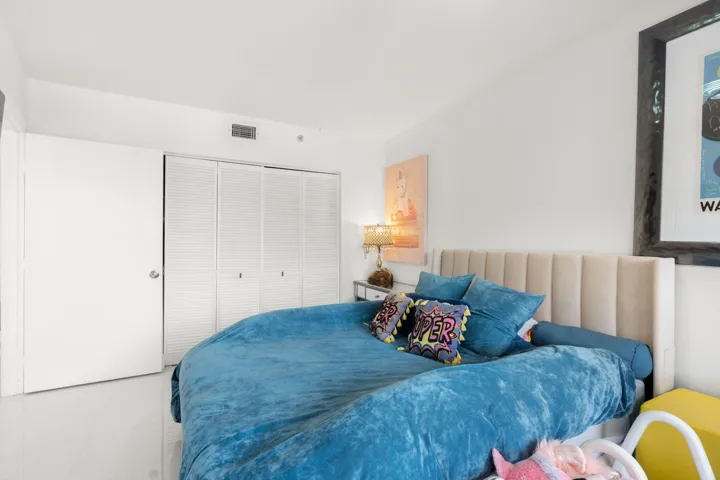 3-web-or-mls-1000 E Island Blvd 305, Ave
