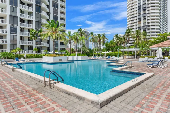 37-web-or-mls-1000 E Island Blvd 305, Av