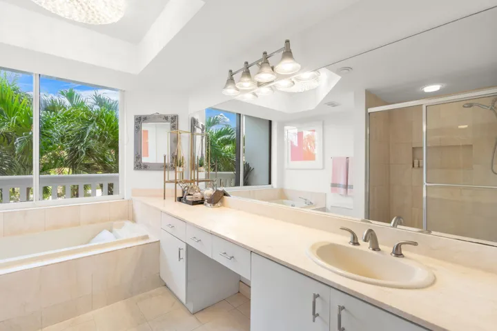 16-web-or-mls-1000 E Island Blvd 305, Av