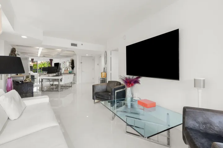 11-web-or-mls-1000 E Island Blvd 305, Av