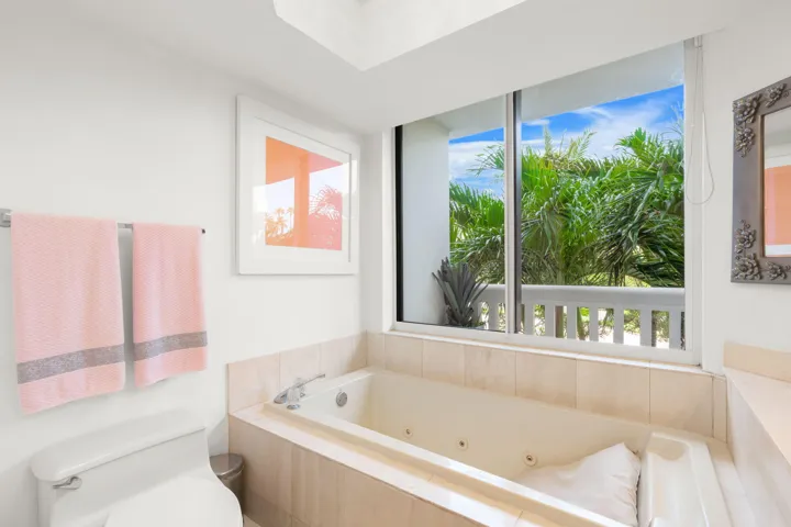 17-web-or-mls-1000 E Island Blvd 305, Av