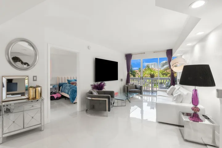 13-web-or-mls-1000 E Island Blvd 305, Av