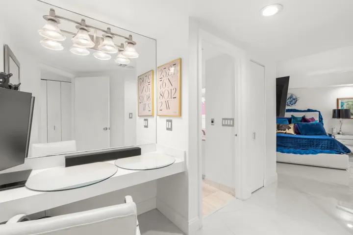15-web-or-mls-1000 E Island Blvd 305, Av