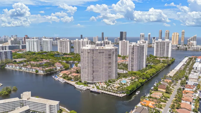 42-web-or-mls-1000 E Island Blvd 305, Av