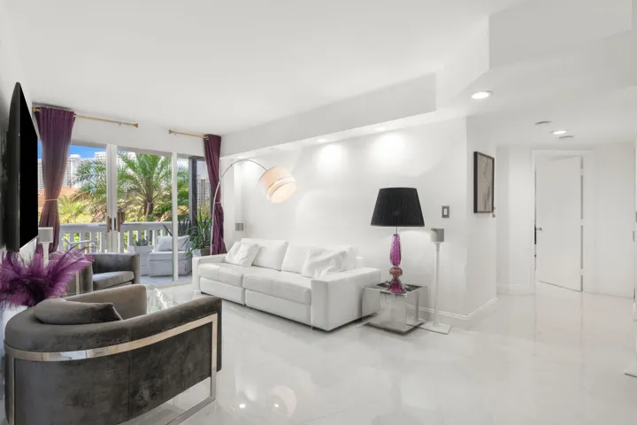 14-web-or-mls-1000 E Island Blvd 305, Av
