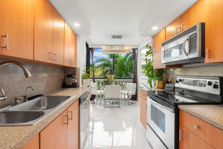 4-web-or-mls-1000 E Island Blvd 305, Ave