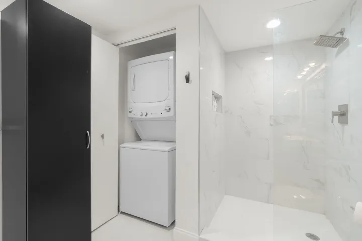 23-web-or-mls-1000 E Island Blvd 305, Av