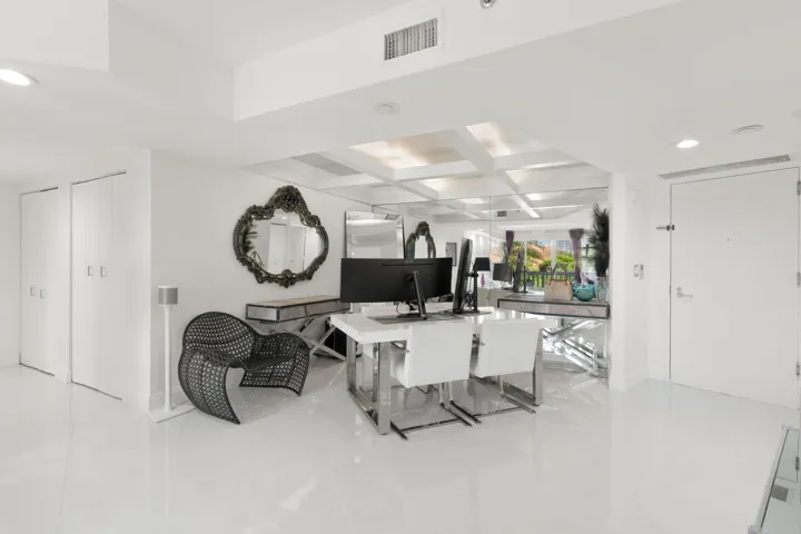 22-web-or-mls-1000 E Island Blvd 305, Av