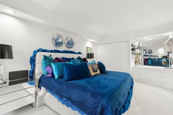 20-web-or-mls-1000 E Island Blvd 305, Av