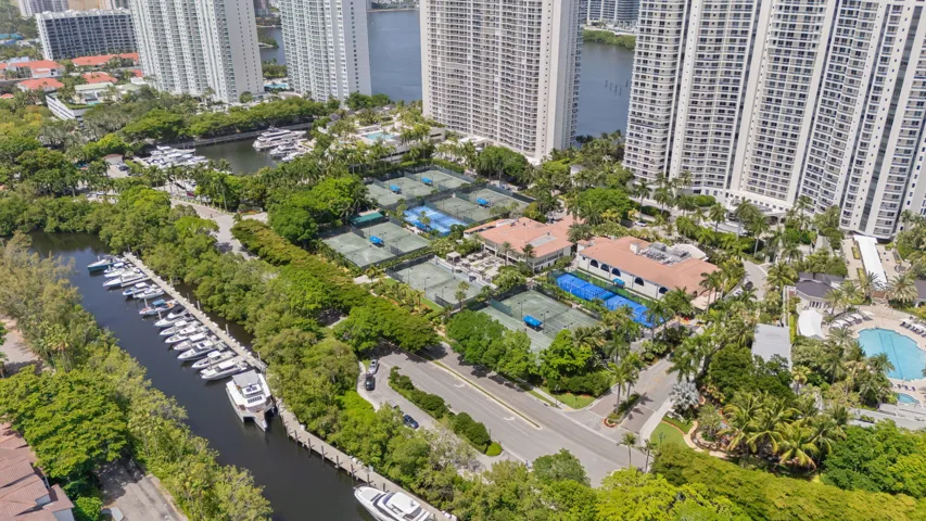 44-web-or-mls-1000 E Island Blvd 305, Av