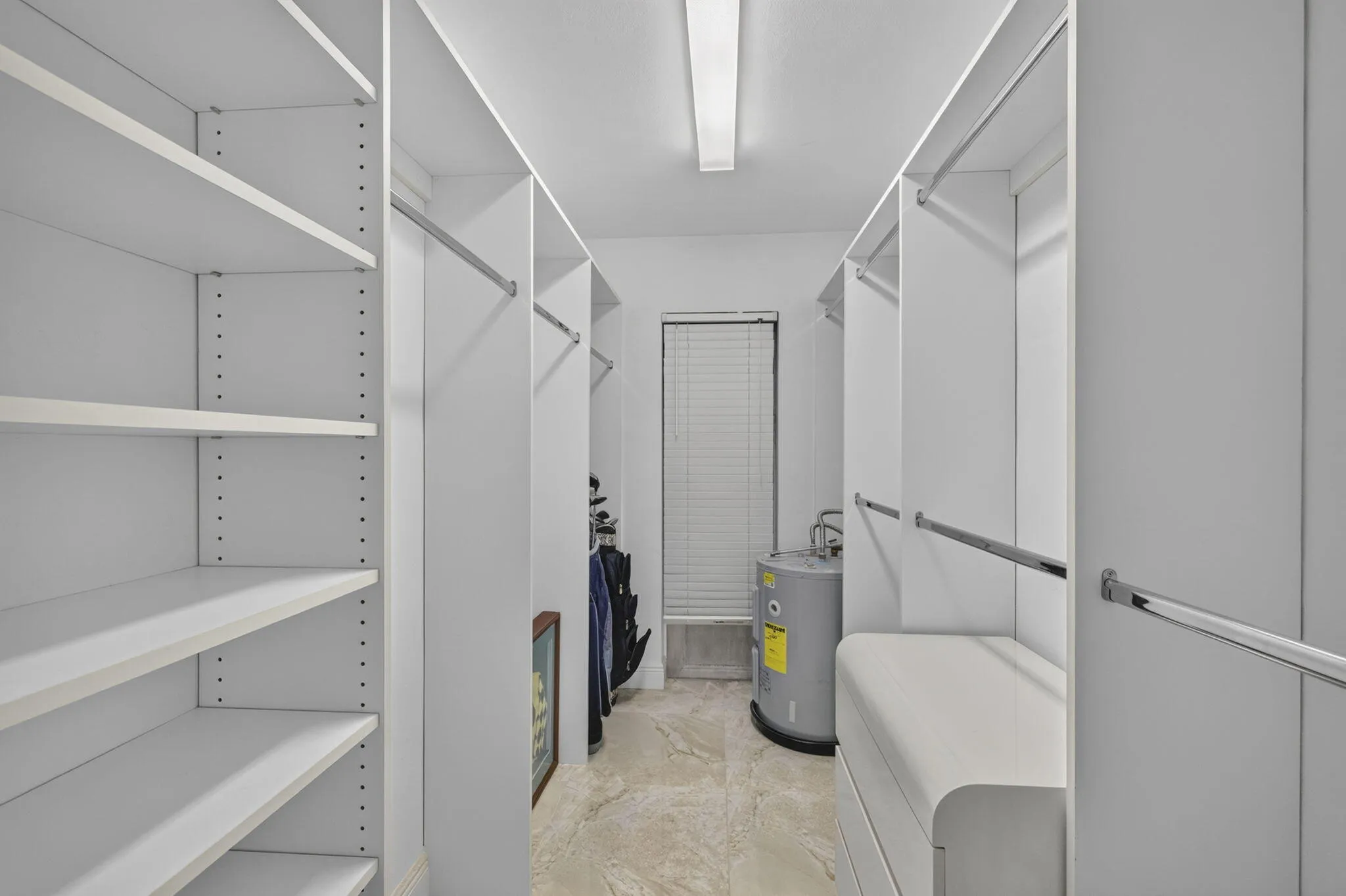 WALK IN CLOSET