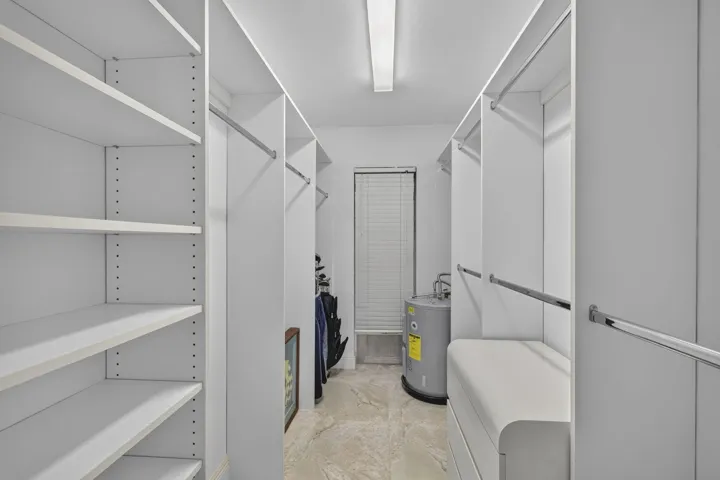 WALK IN CLOSET