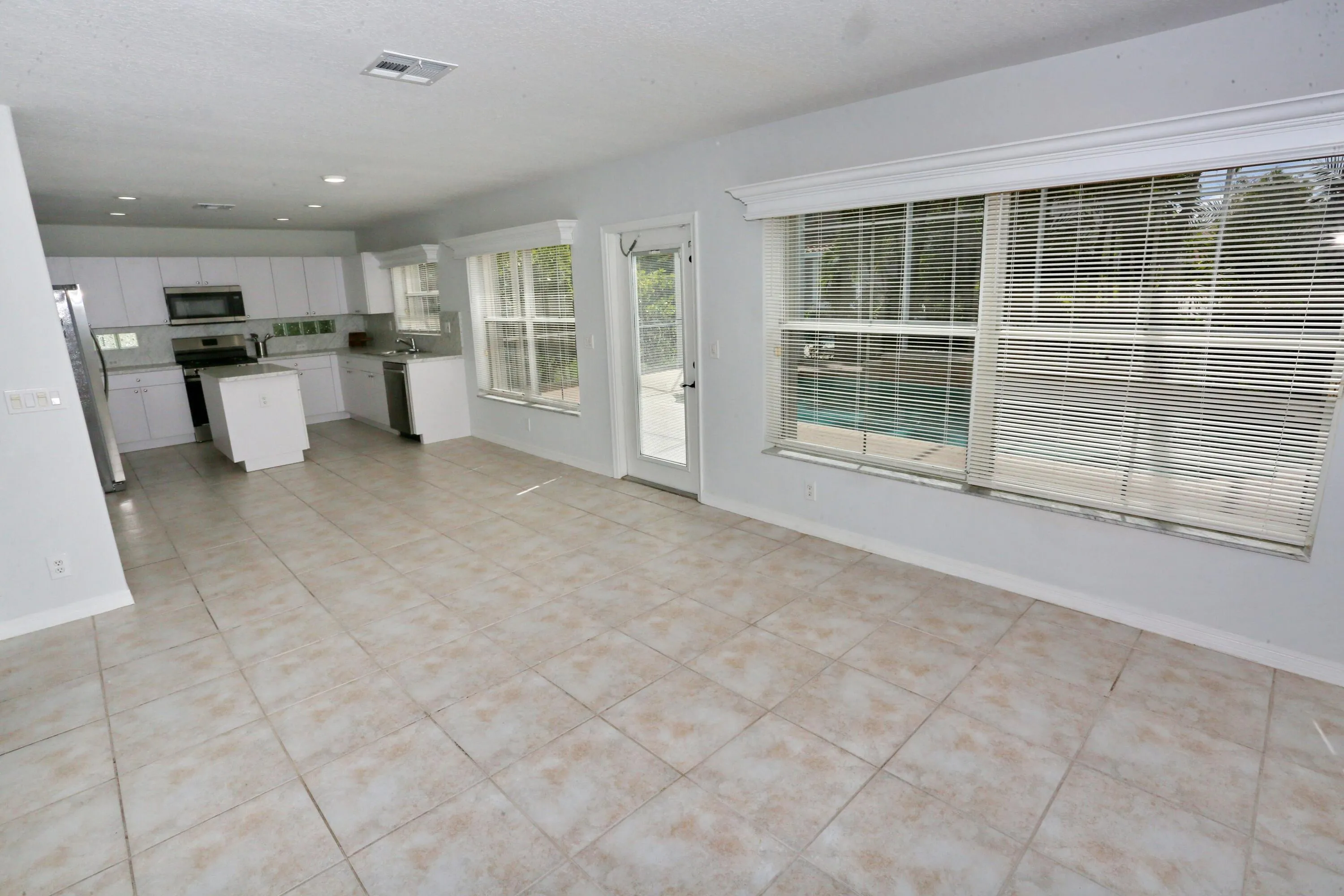 KITCHEN FAMILY ROOM