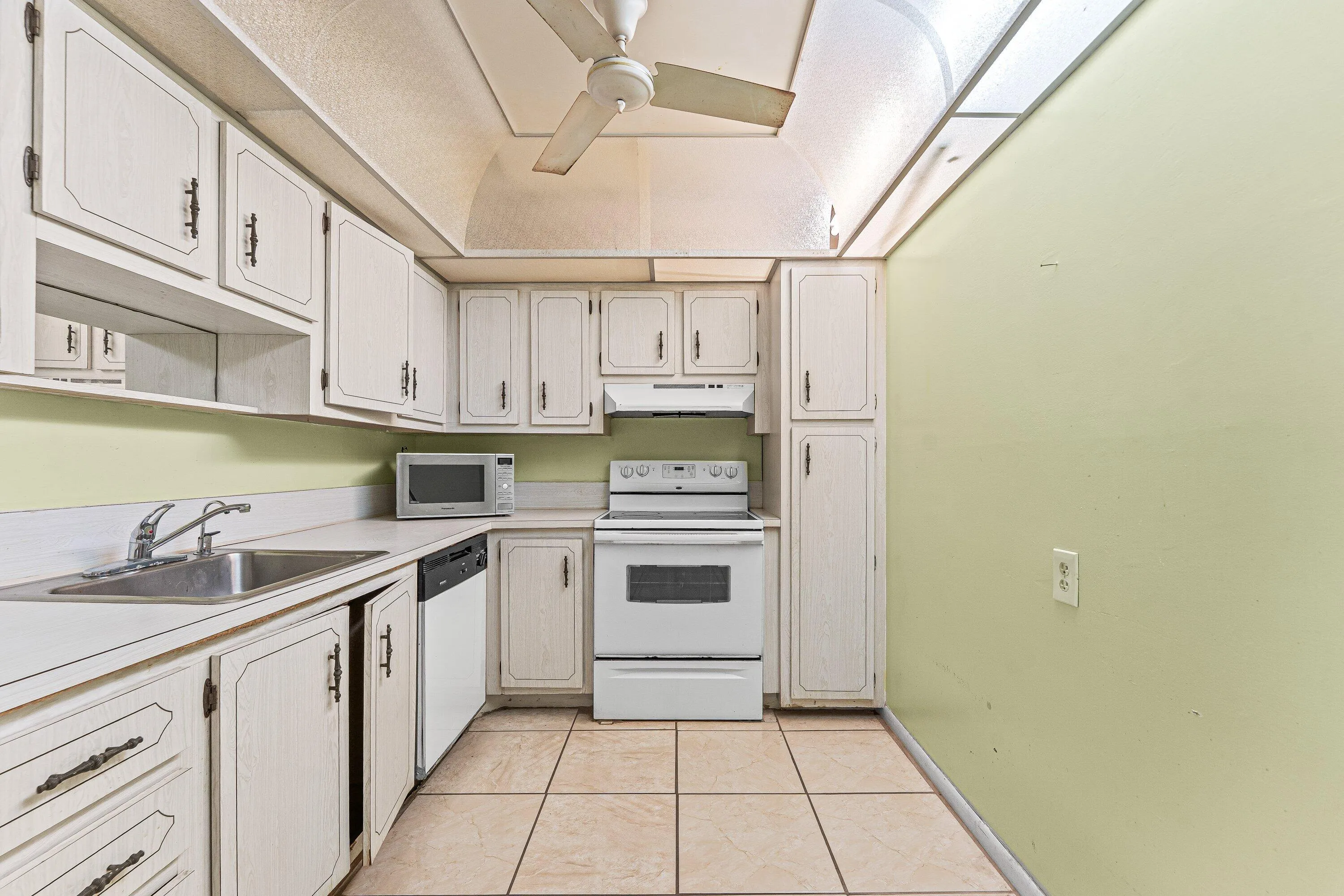 014-1400SaintCharlesPlace-616-PembrokePi