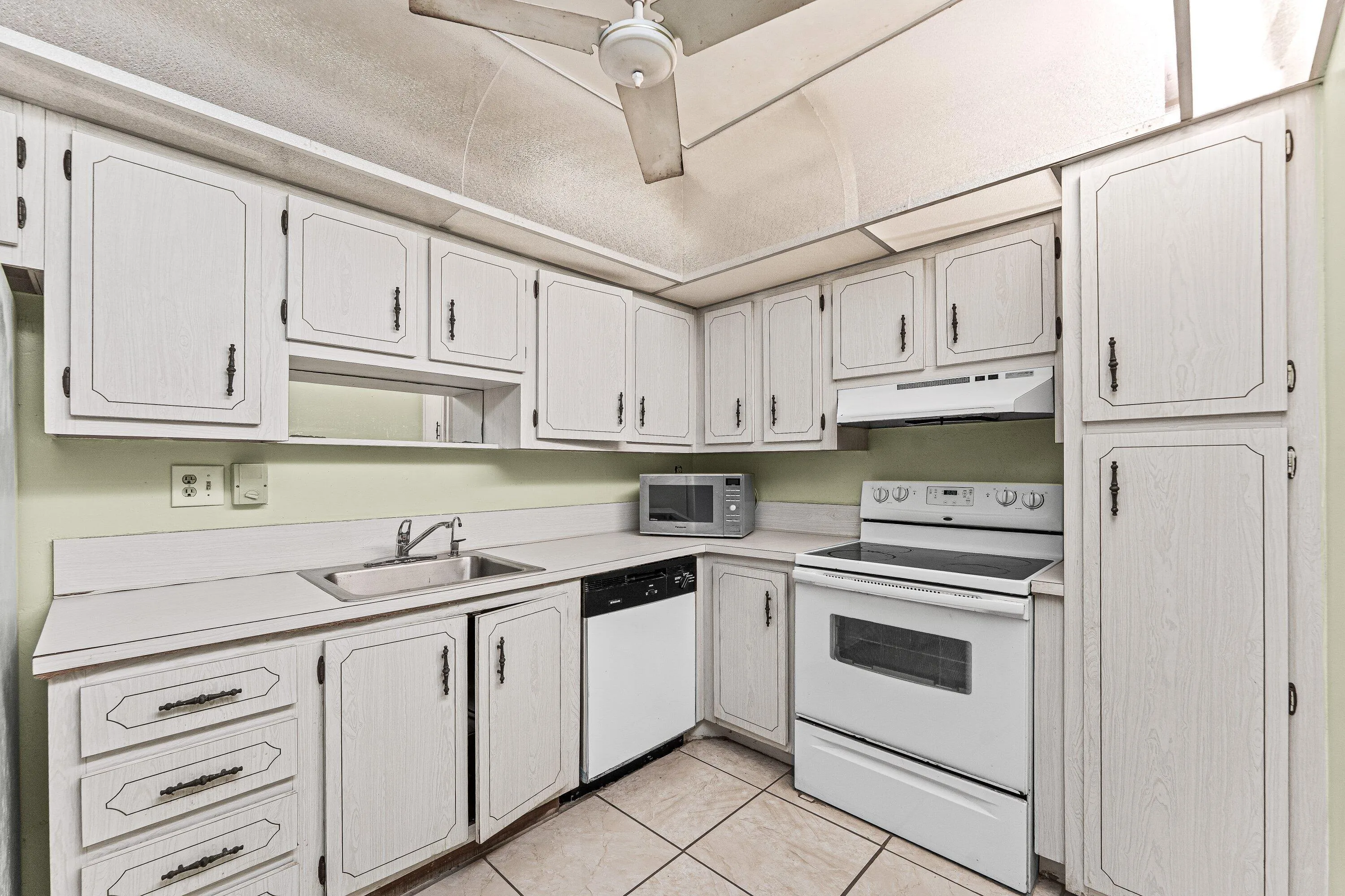 011-1400SaintCharlesPlace-616-PembrokePi