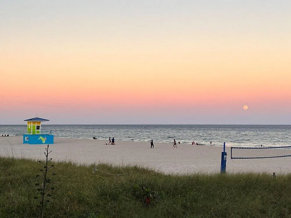 full-moon-rising-over