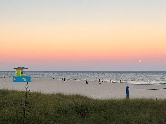 full-moon-rising-over
