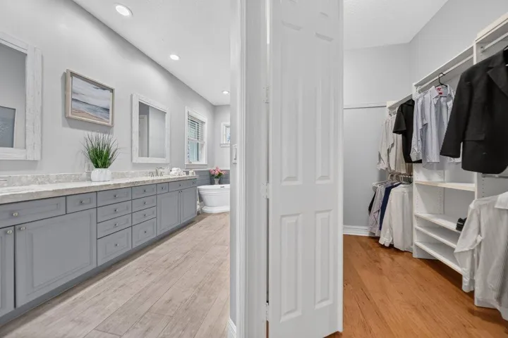 primarybathcloset1.jpg-SMALL