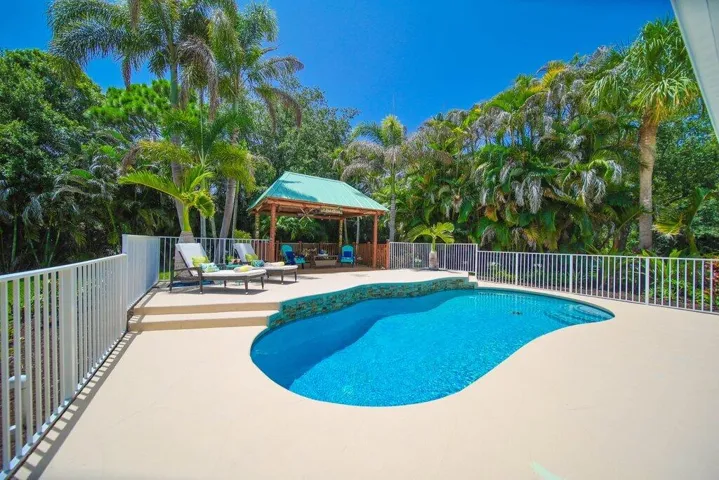 outdoorliving5.jpg-SMALL