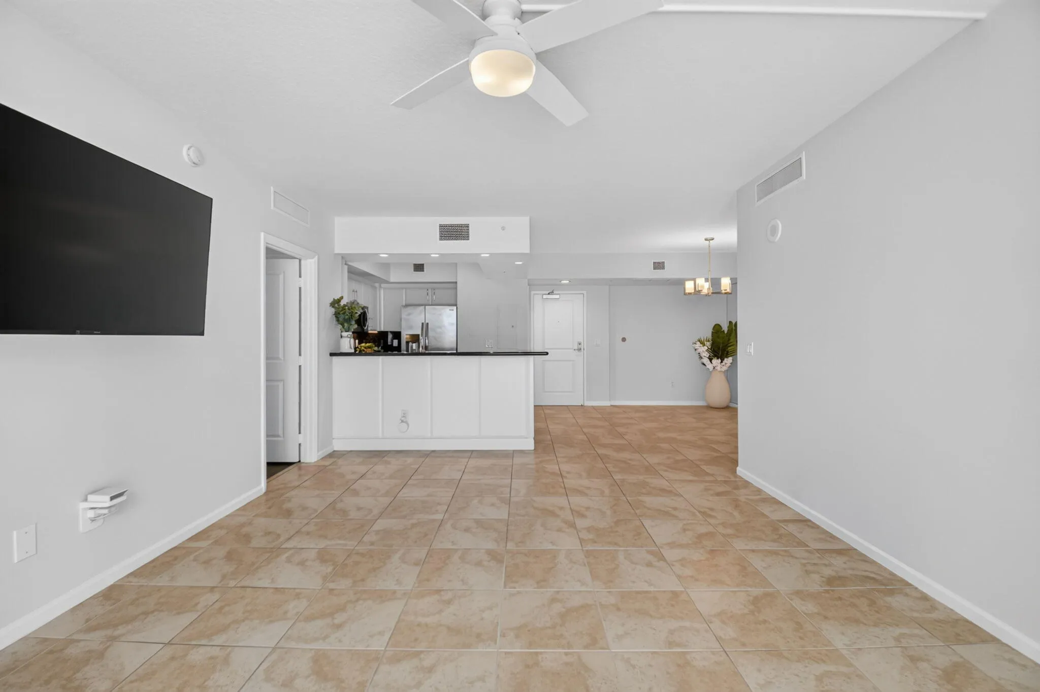 Dining Area and Breakfast Bar