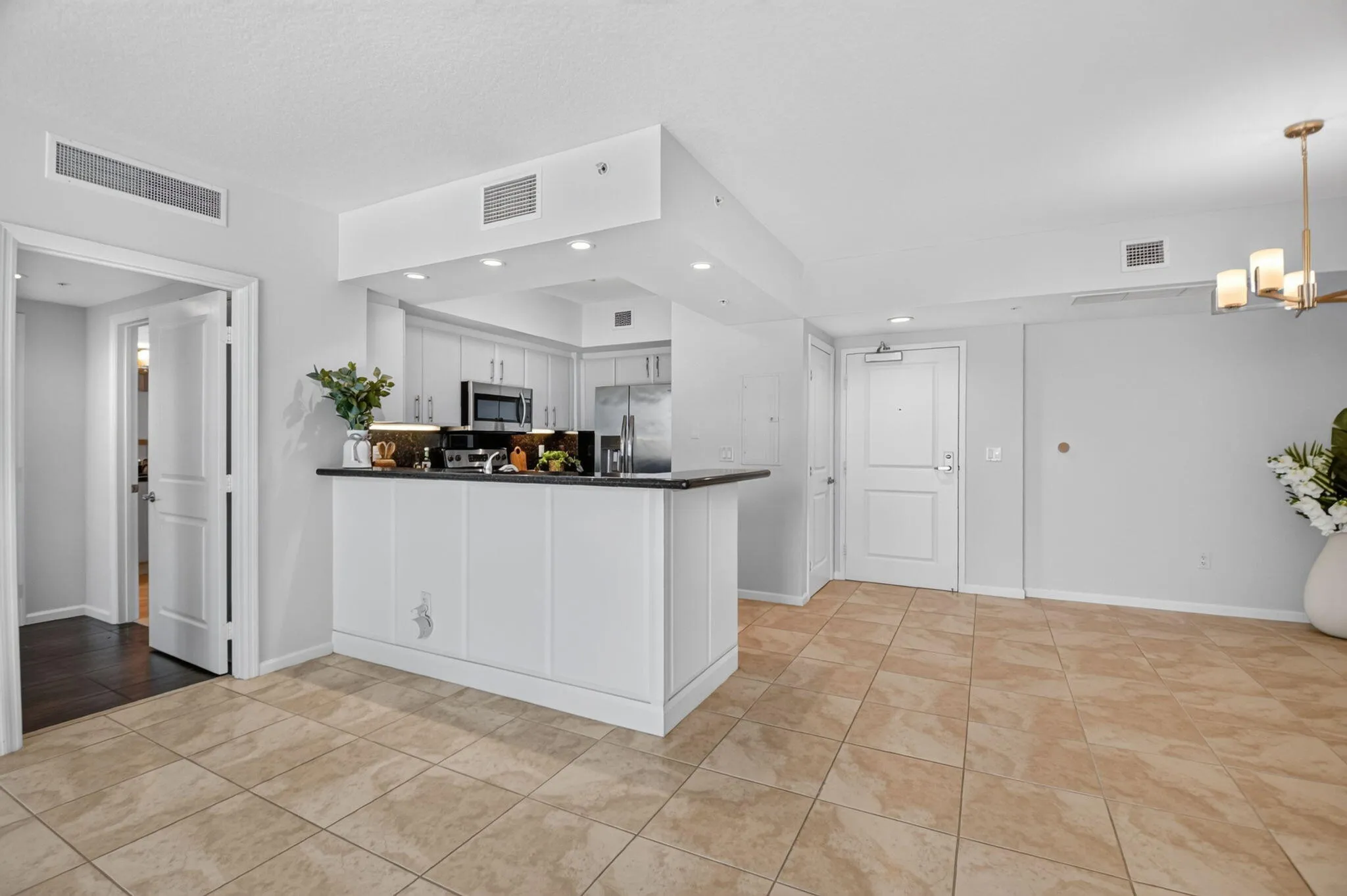 Dining Area and Breakfast Bar
