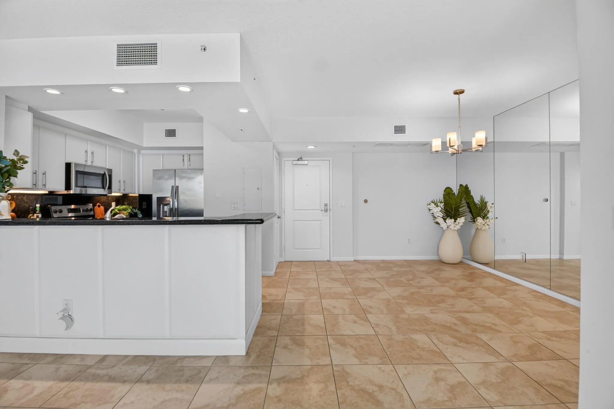 Dining Area and Breakfast Bar