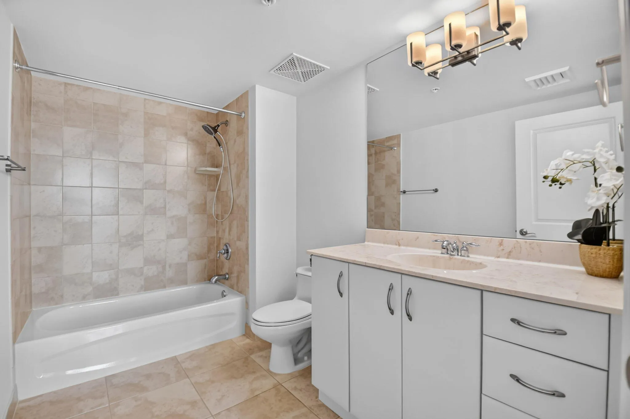 Guest Bathroom, Combo Shower & Tub