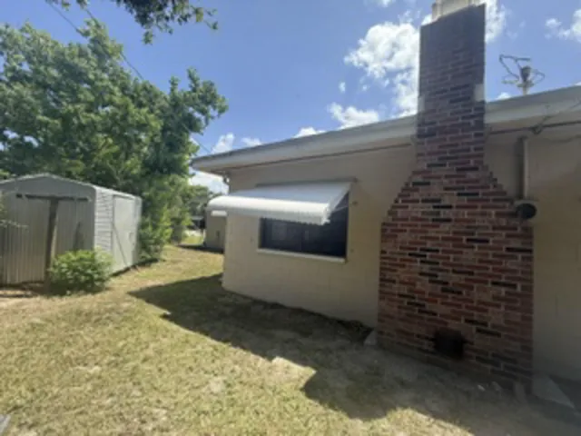 1102 backyard with shed