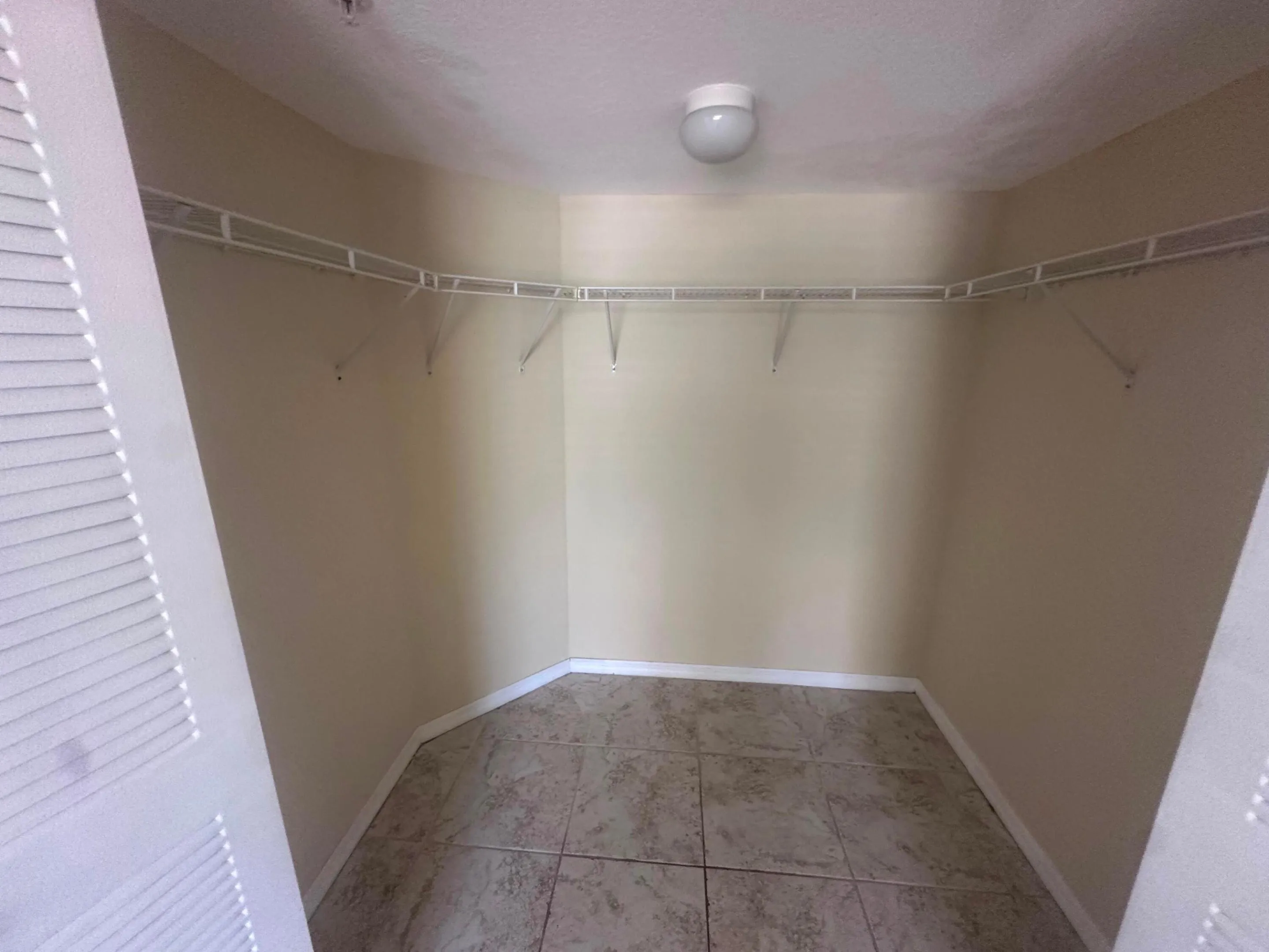 masterbedroom-walk in closet